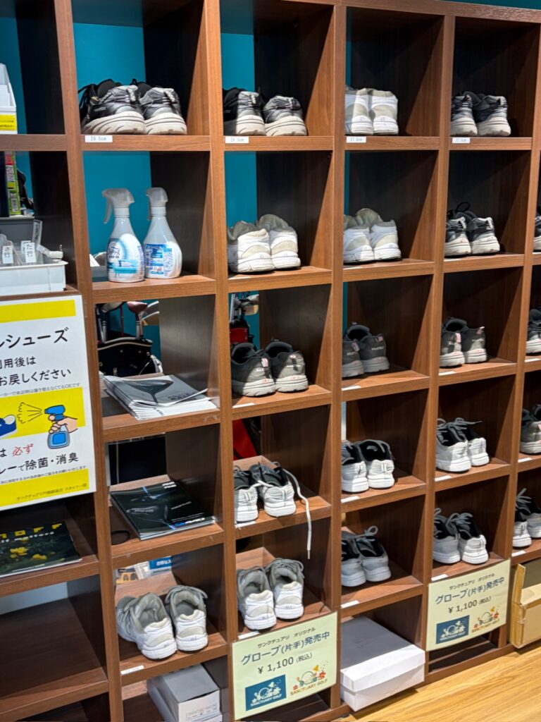 サンクチュアリゴルフ戸越銀座店の打席全景(複数打席と的)