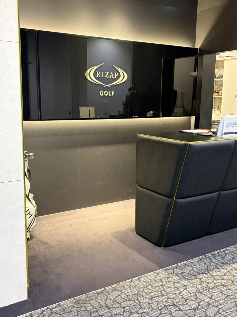 RIZAPゴルフ銀座店の受付カウンターとロゴ