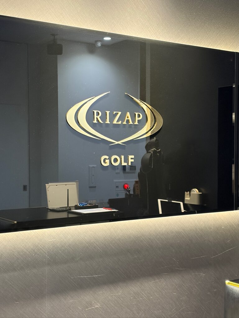 ライザップゴルフ銀座店の受付とロゴ