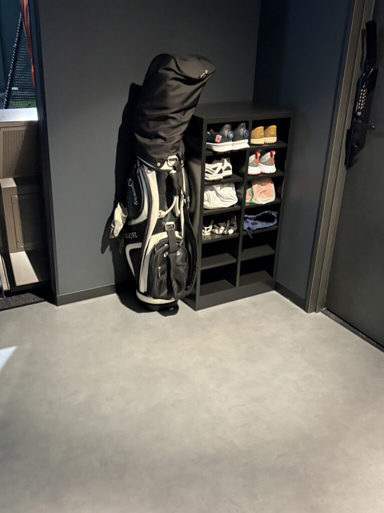 ZEN GOLF RANGE戸越銀座店のレンタルシューズ棚とキャディバッグ置き場