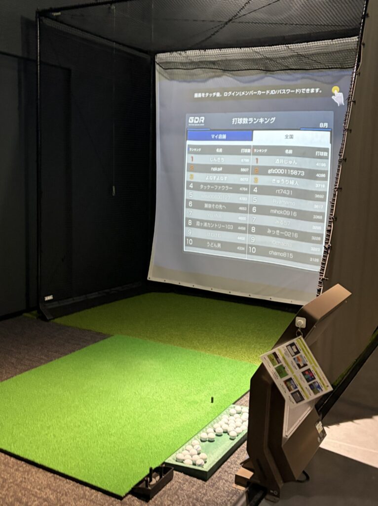 ZEN GOLF RANGE戸越銀座店の打席。GOLFZONのシミュレーターを備えた半個室ブース